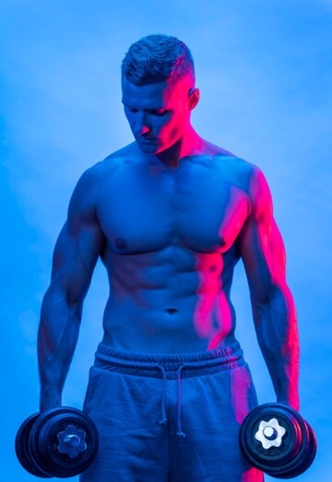 Спортивная мужчина, держит в руках гантели